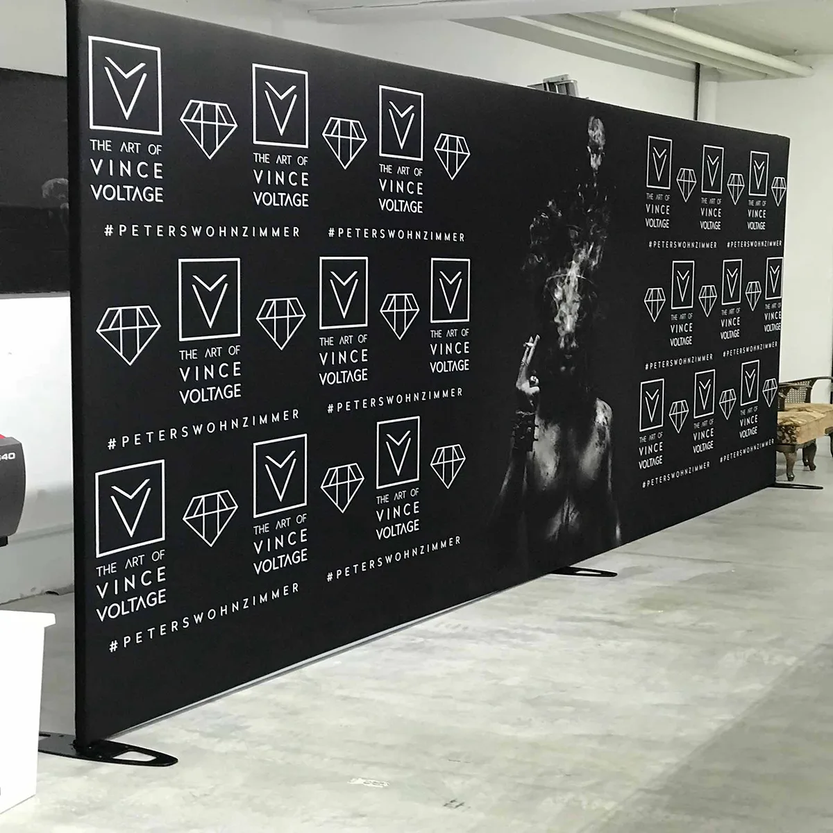 Press wall Beograd sa ponavljajućim logotipima za događaje